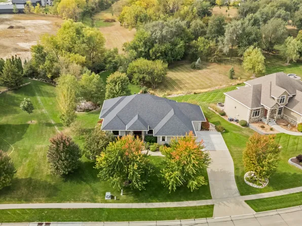 15802 Brookview Dr, Urbandale, IA 50323