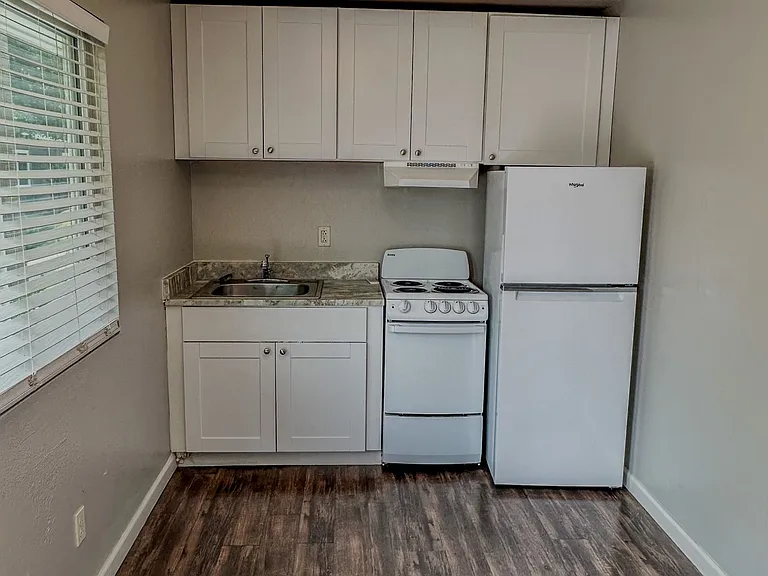 Eastpointe — Photo 16