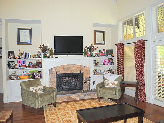 3rd image of 180 Greystone Dr