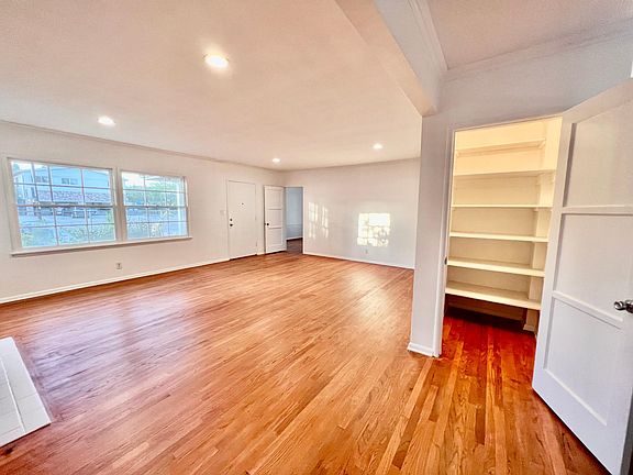 3rd image of 12154 Burbank Blvd
