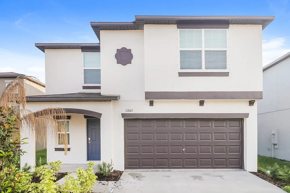 5 bed, 2.5 bath, 2216 sqft, $2,810 — Photo 1
