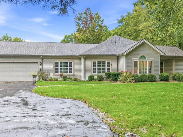 39 Stone Ridge Blvd, Hermitage, PA 16148