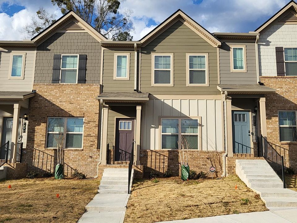 Front of townhome (it's the one in the middle!)