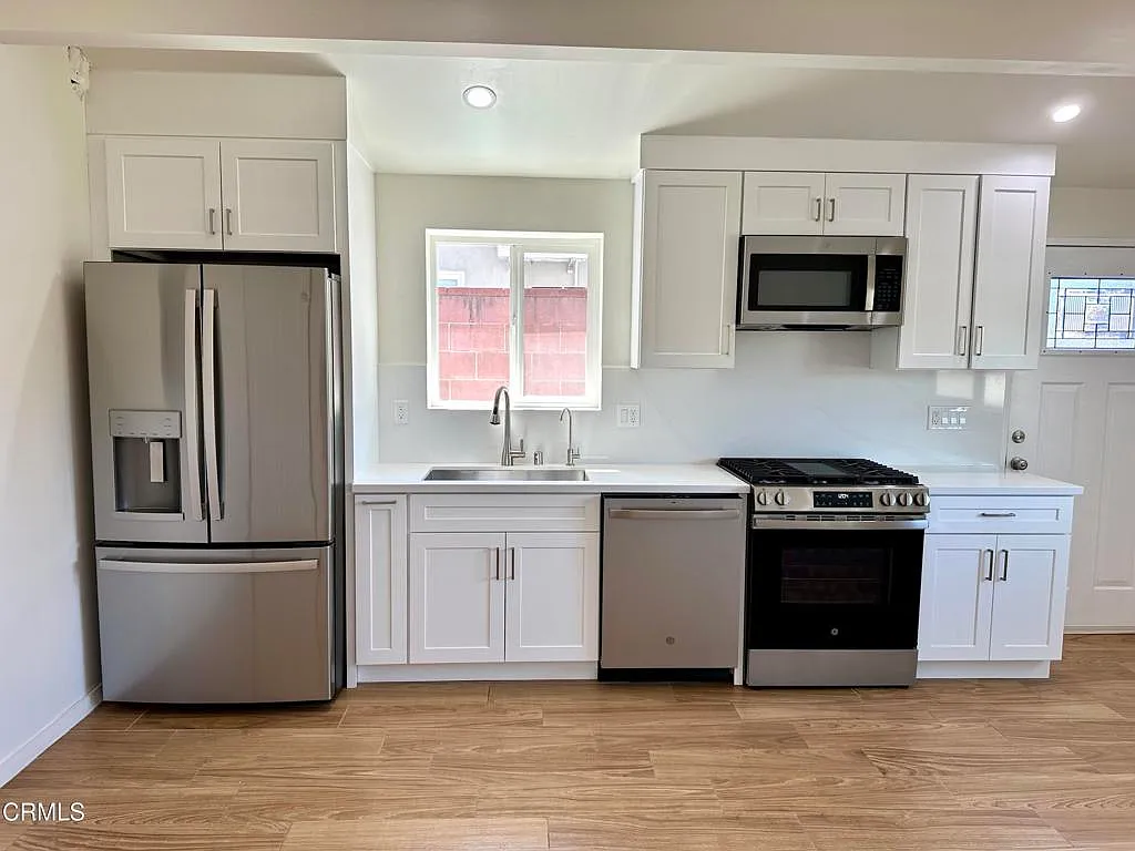 1 bed, 1.0 bath, 564 sqft, $2,300 — Photo 2