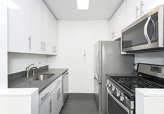 5th image of 330 W 56th St APT 16B