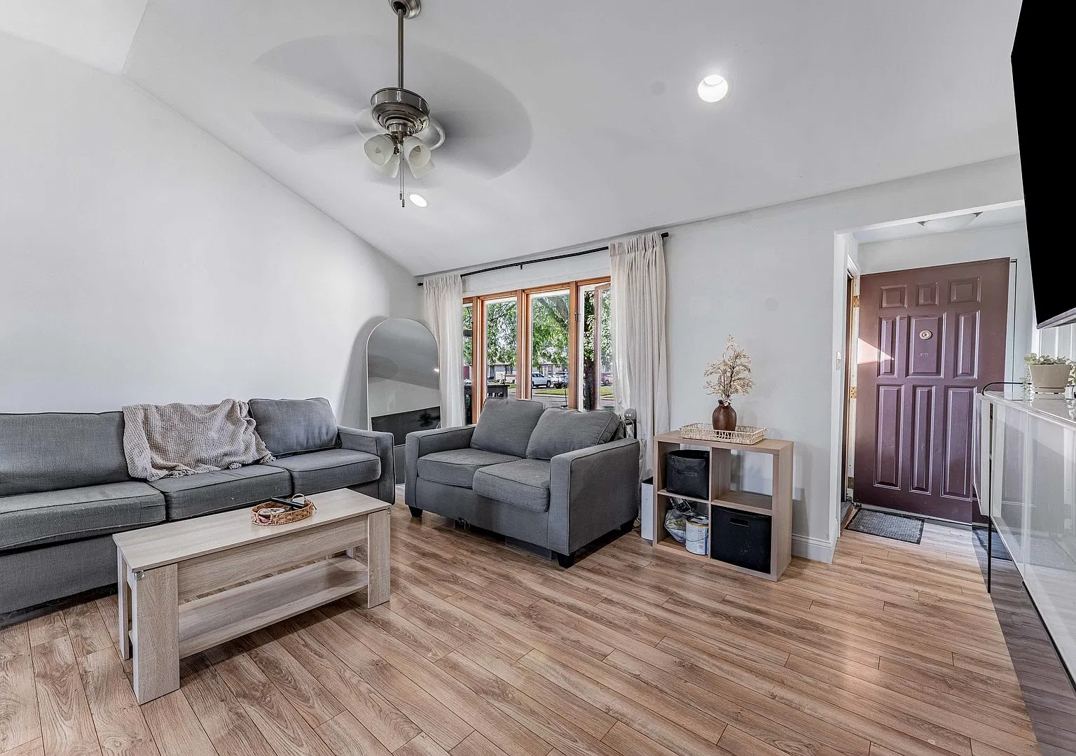 3 bed, 926 sqft, $2,200 — Photo 4