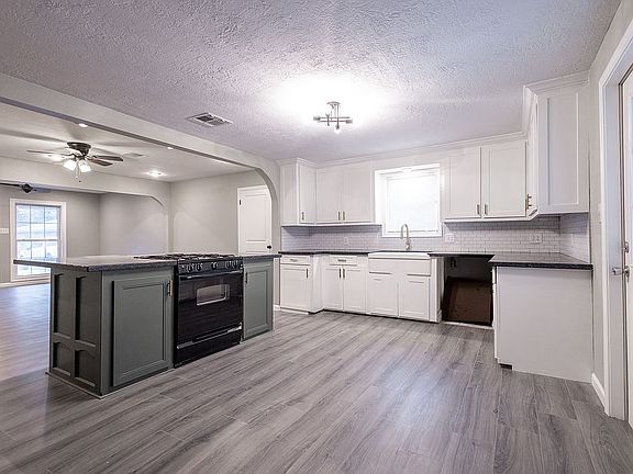 5th image of 550 Brady St