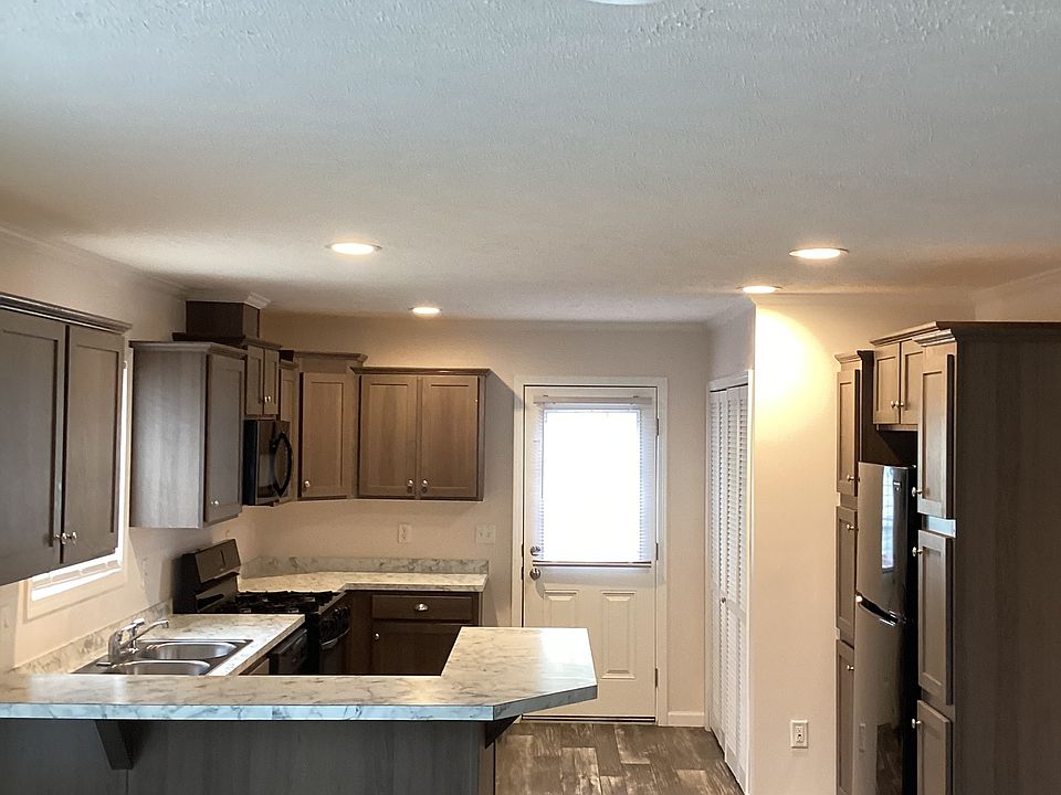 1st image of 154 Willow Dr #154