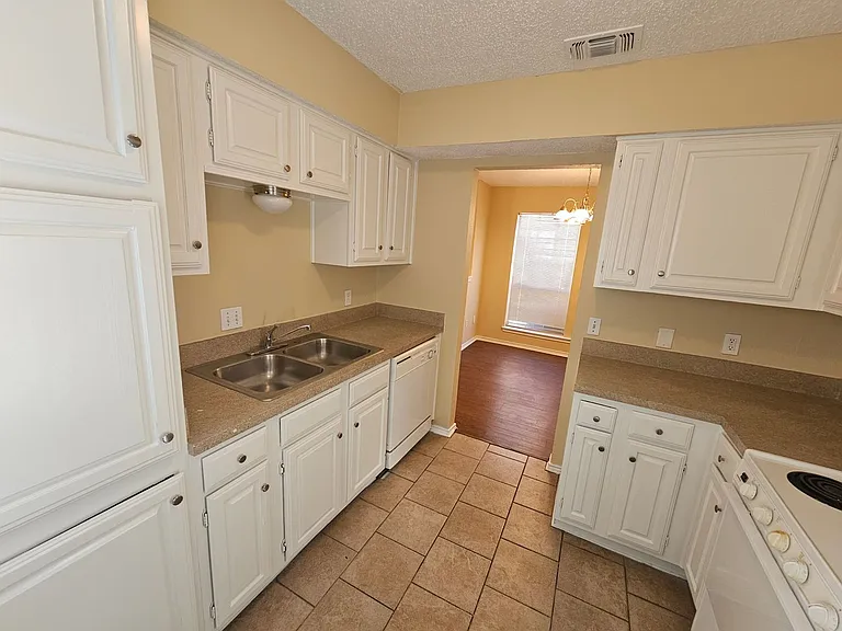 1400 Darr St #B — Photo 4