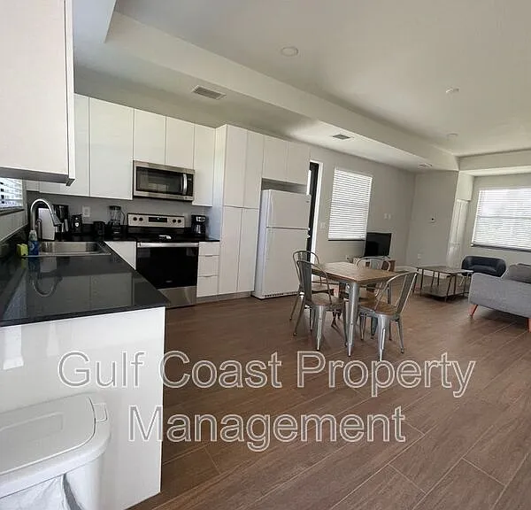 681 Windermere Dr — Photo 3
