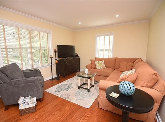 5th image of 130 Pleasant Ave