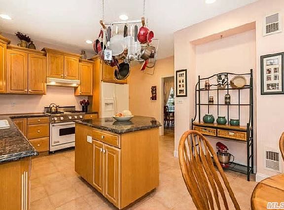 5th image of 24 Munroe Ave