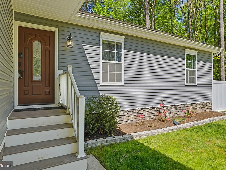 283 Shorewood Dr — Photo 4