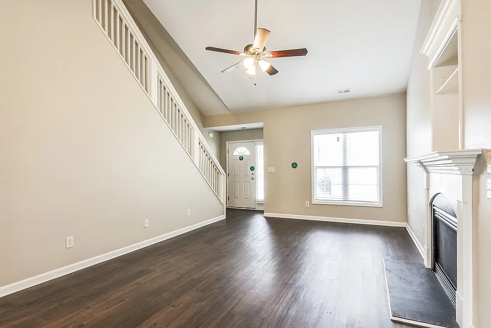 3 bed, 2.5 bath, 1600 sqft, $1,900 — Photo 3