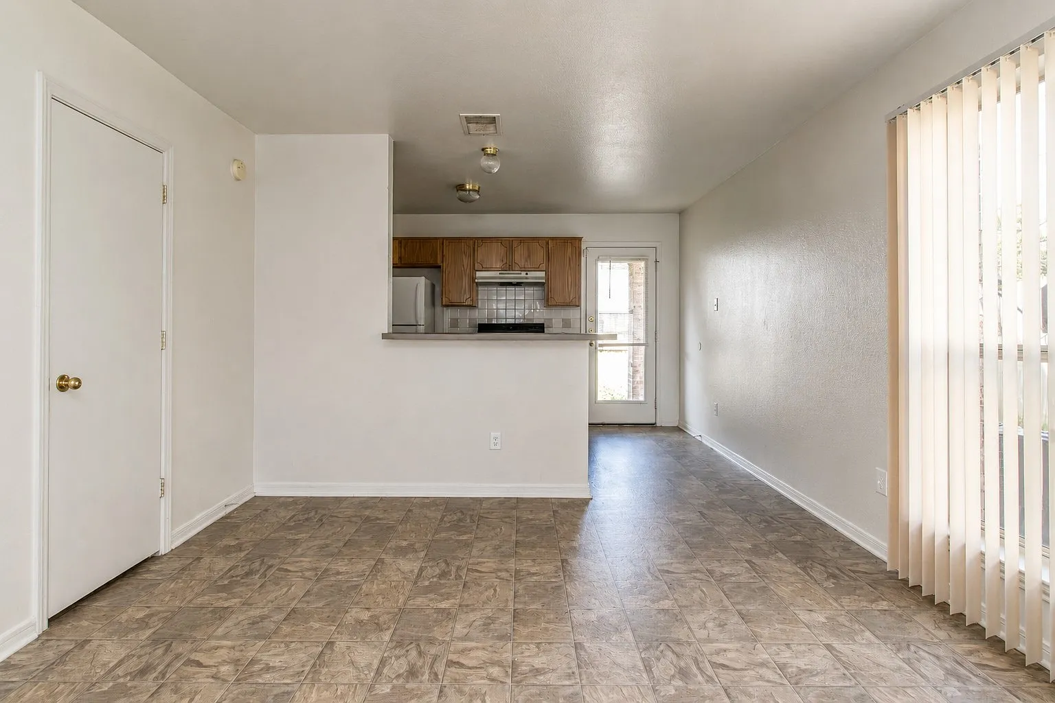 102 E. Robin Lane - A — Photo 2