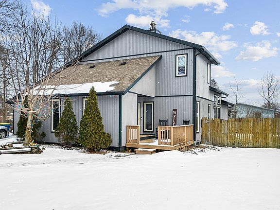 3rd image of 520 Downey Ave