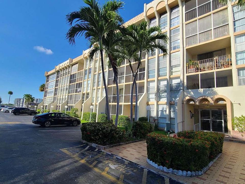 Desoto Condo 2 bedroom unit in Hallandale from realtor Natallia Ivanova