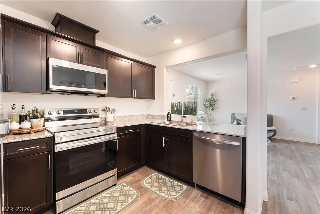 2 bed, 2.0 bath, 958 sqft, $1,700 — Photo 3