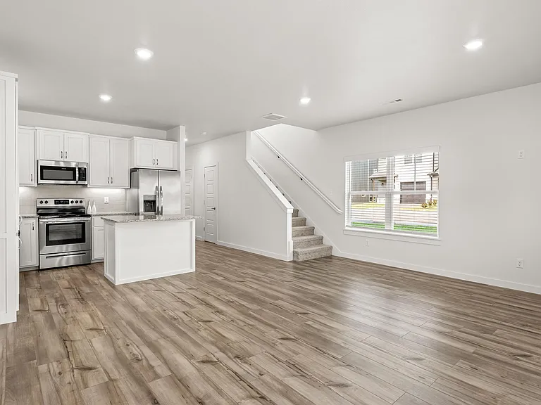 581 W Pickens Rd — Photo 10