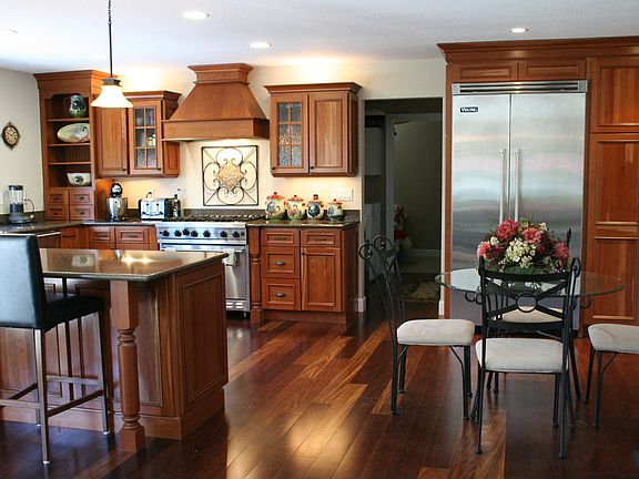 Kitchen with Built-in Viking Appliances, Custom Cabinetry & Silestone Cntrtops