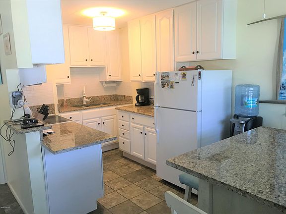 3rd image of 215 Circle Dr APT 4