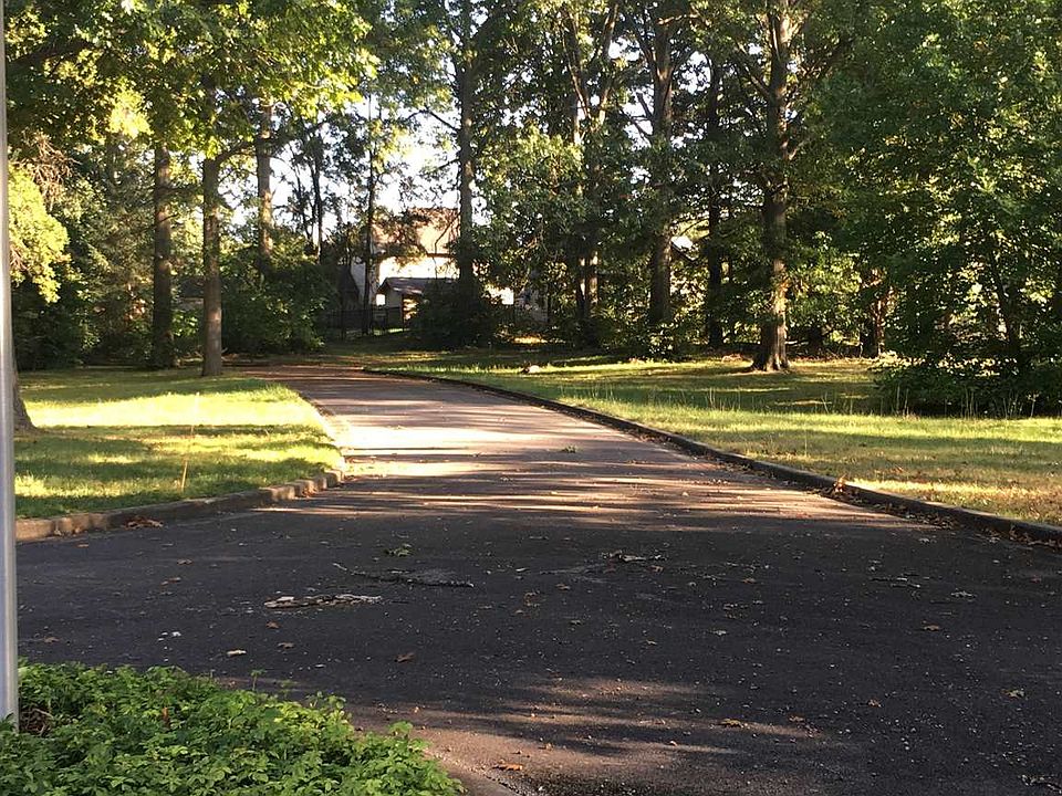 2nd image of 2 Greenleaf Ct