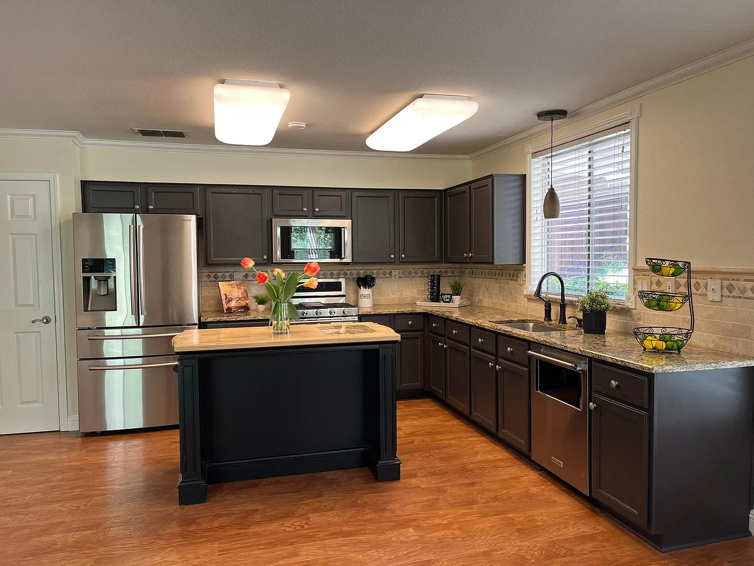4 bed, 2.5 bath, 2260 sqft, $2,995 — Photo 4