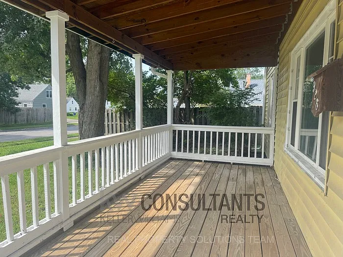 3 bed, 1.0 bath, 1179 sqft, $1,650 — Photo 3