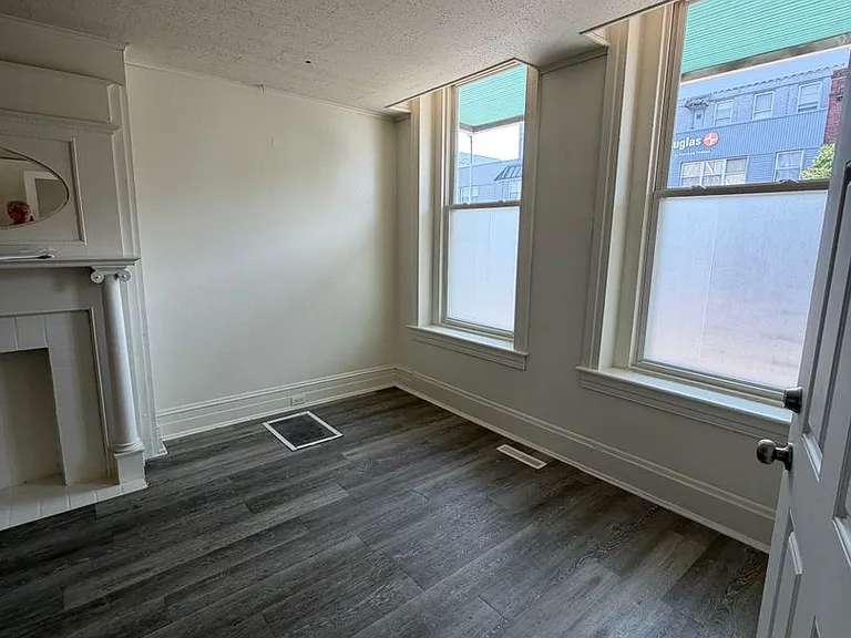 717 W Market St — Photo 7