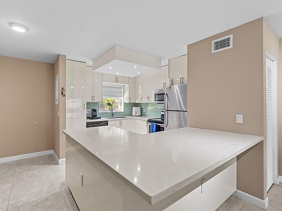 5th image of 8511 Old Country Manor #408