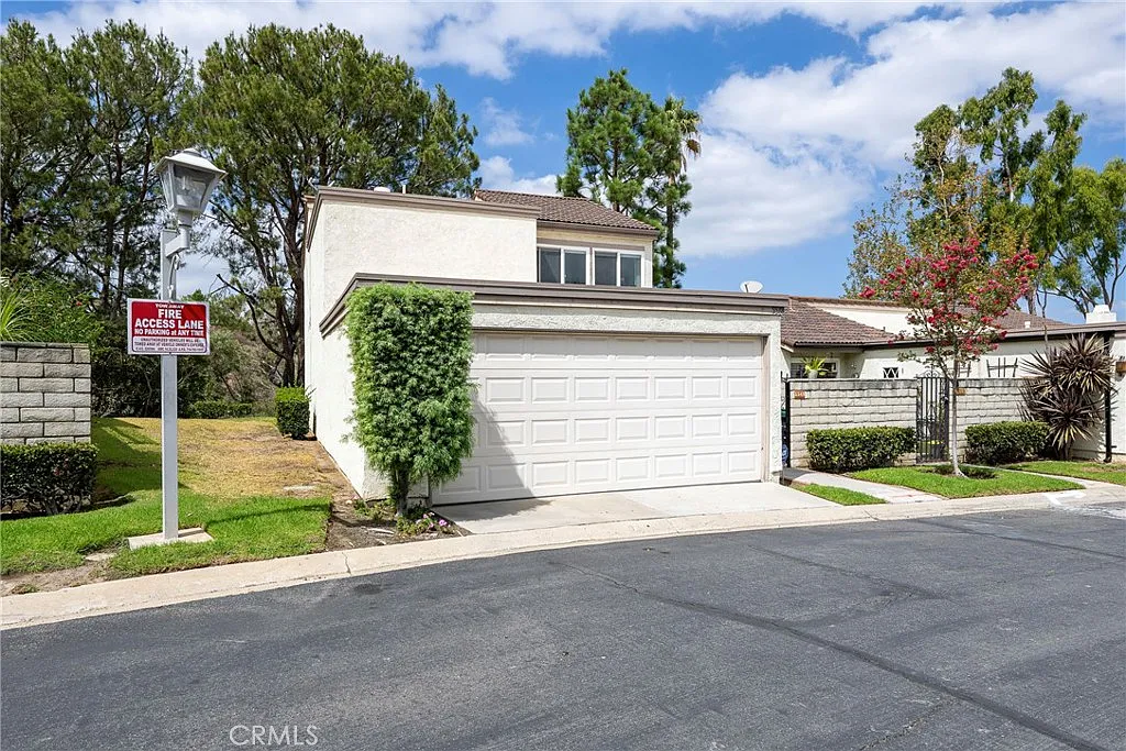3 bed, 2.5 bath, 1646 sqft, $3,900 — Photo 3