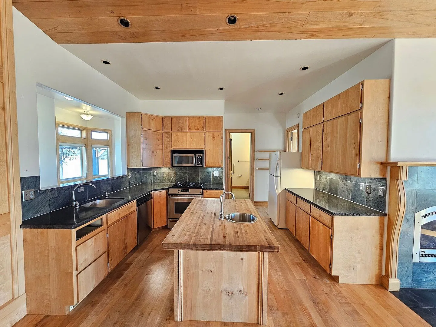 Beautiful Home on large lot — Photo 3