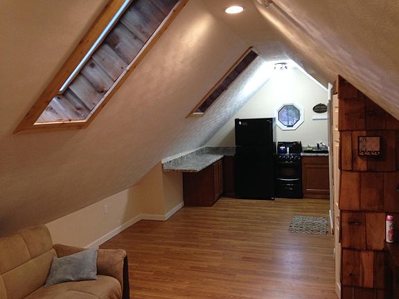 3rd image of 5885 Rosslyn Ave