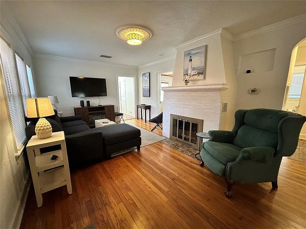 2 bed, 2.0 bath, 1274 sqft, $4,850 — Photo 3