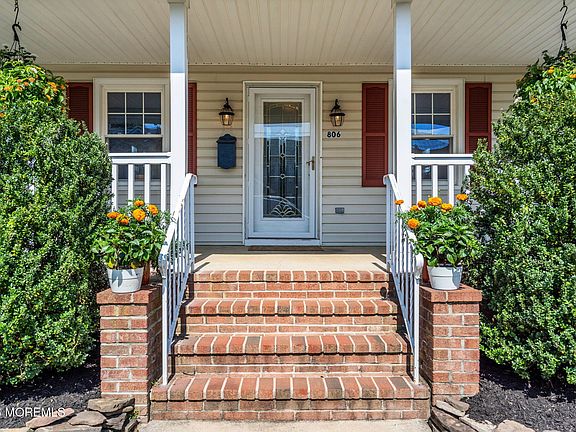 2nd image of 806 Prospect Avenue