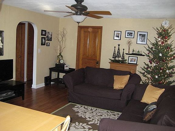 Arched doorways, hallway has built-ins.