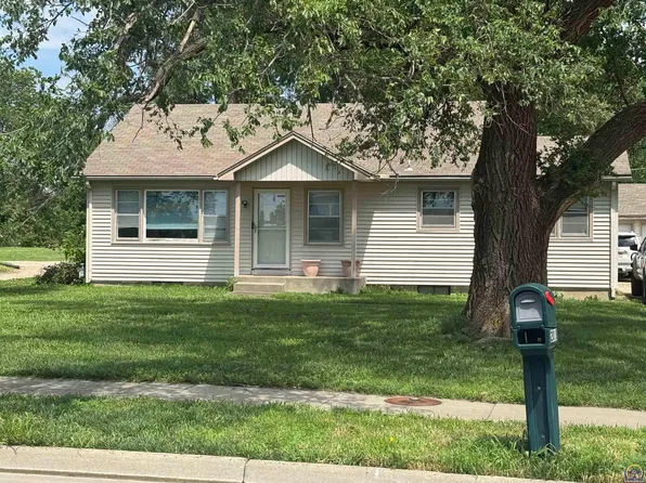 2018 SW Urish Rd, Topeka, KS 66615