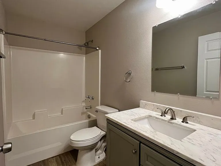 1320 S 13th Ave — Photo 16