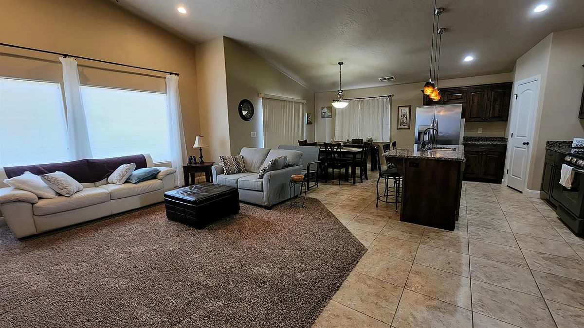 Building Photo - 2031 E Colorado Dr #405