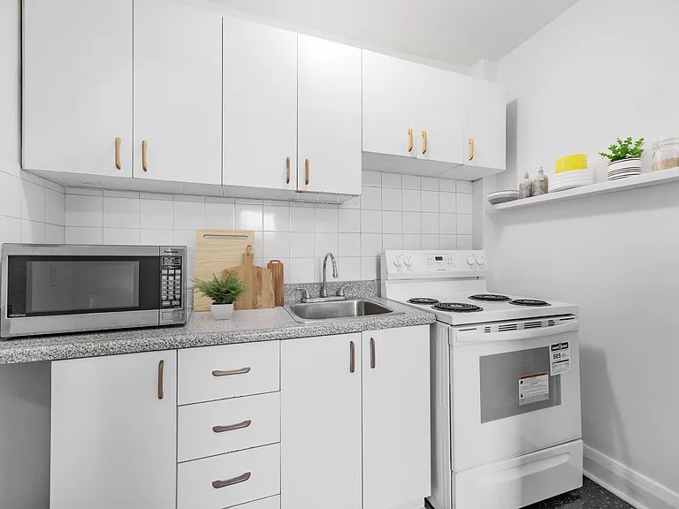 2 Connaught Cir — Photo 1