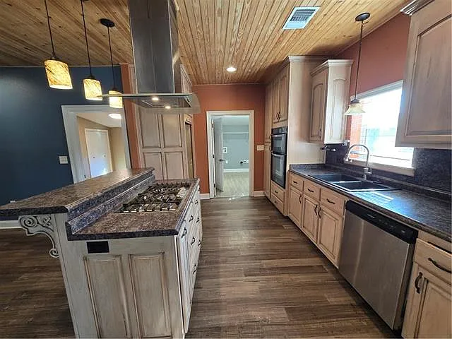 300 Saint Charles Blvd — Photo 11