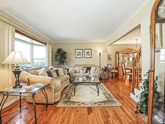 5th image of 39 Surrey Ln