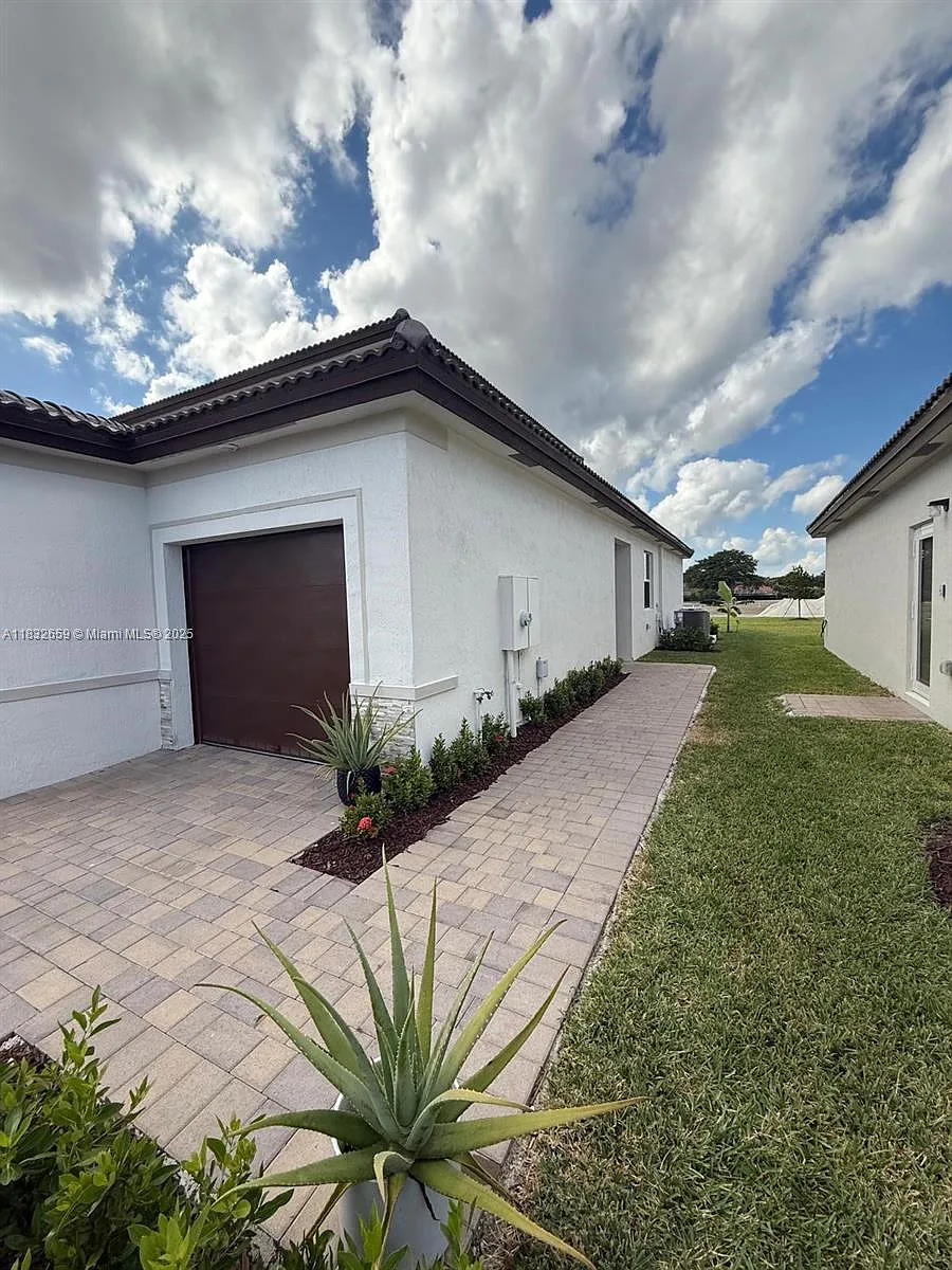 Building Photo - 2942 SE 23rd Ave #0
