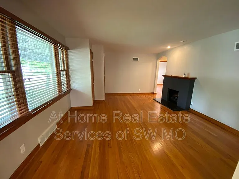 1526 S Kentwood Ave — Photo 2