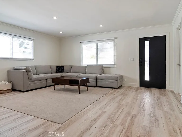 24136 Kittridge St — Photo 5
