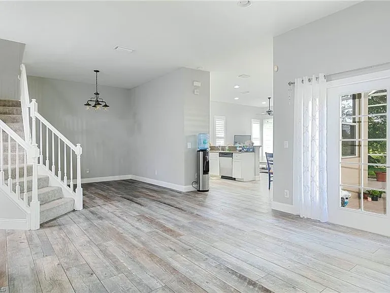 9139 Spring Mountain Way — Photo 10