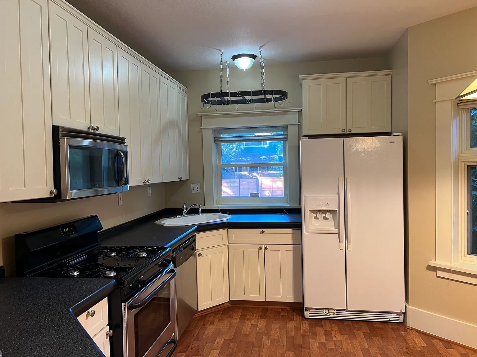 3 bed, 2.5 bath, 1747 sqft, $3,100 — Photo 2