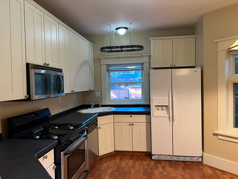 1628 SE Ladd Ave #A — Photo 2