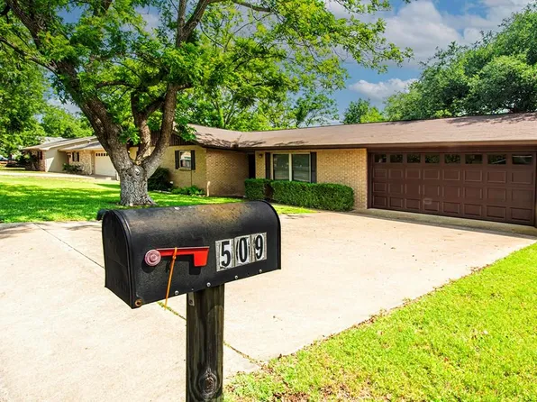 509 W Burbank St, Fredericksburg, TX 78624