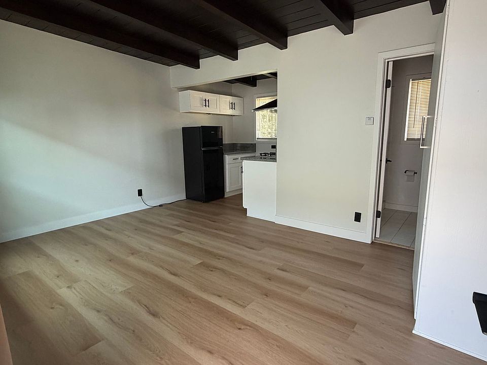1st image of 1101 E Grand Ave #16